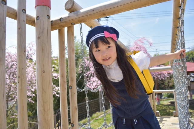 アスレチックで遊ぶ女の子